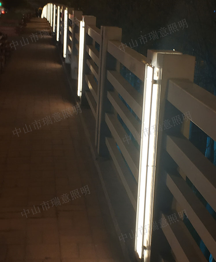 【山东】立交桥护栏LED线条灯亮化工程利民受到好评